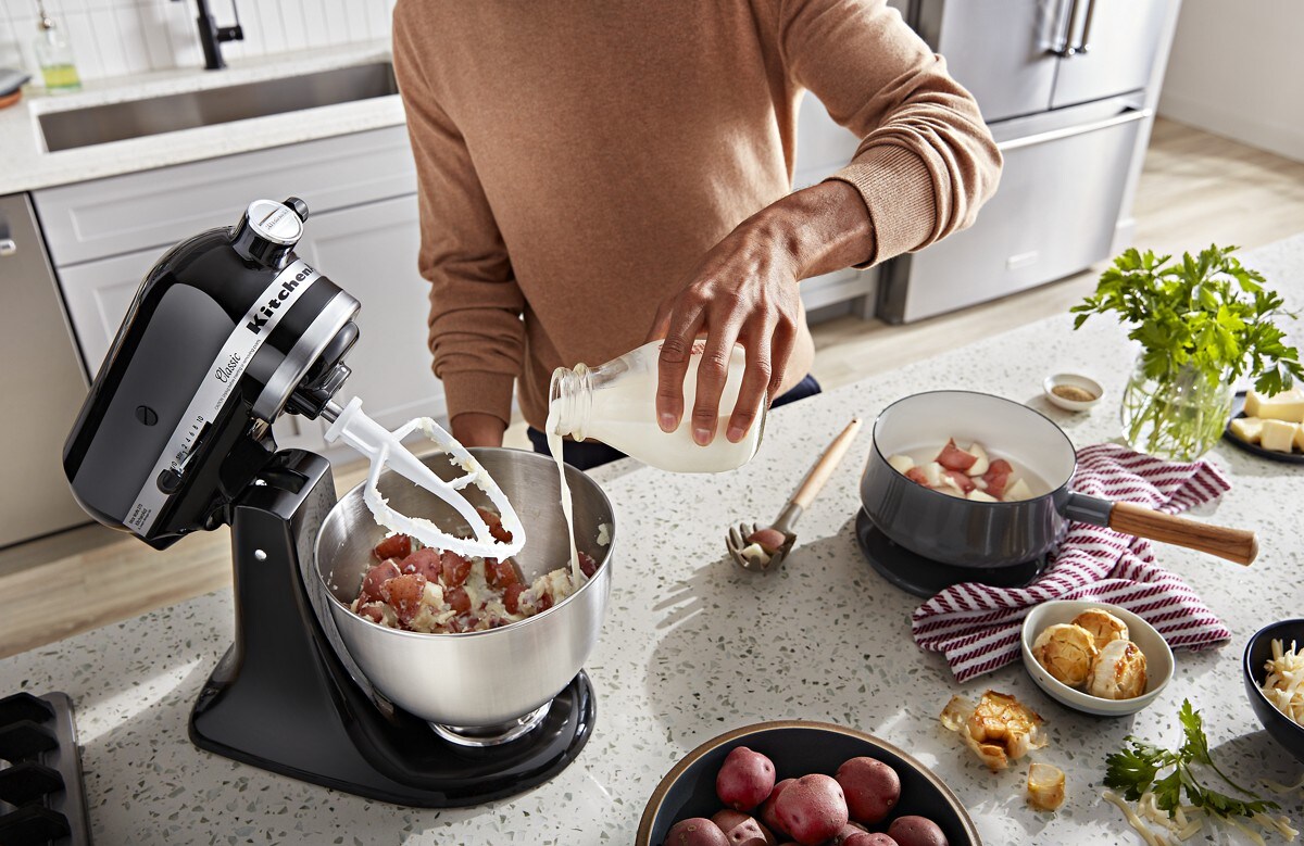 Classic™ Series 4.5 Quart Tilt-Head Stand Mixer - Onyx Black - Image 5